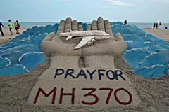 Bức tranh bằng cát được làm để tưởng niệm chiếc máy bay MH370. (Nguồn: controradio.it)