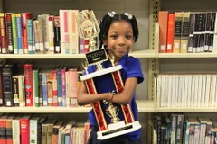 Anaya Ellick cầm chiếc cúp trong cuộc thi viết chữ đẹp. (Nguồn: Twitter)