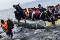 Người di cư tới đảo Lesbos của Hy Lạp sau hành trình vượt biển Aegean từ Thổ Nhĩ Kỳ. (Ảnh: AFP/TTXVN)