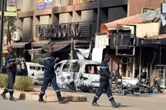 Binh sỹ Burkina Faso gác bên ngoài khách sạn Splendid và nhà hàng Capuccino ở Ouagadougou ngày 17/1. (Ảnh: AFP/TTXVN)