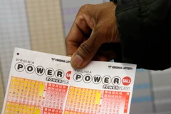 Tấm vé xổ số Powerball. (Ảnh: Reuters)