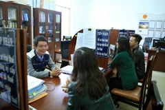 Người dân, doanh nghiệp đến làm thủ tục nộp thuế. (Nguồn: TTXVN)