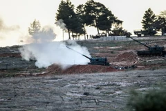 Xe tăng của Thổ Nhĩ Kỳ bắn pháo về các mục tiêu của lực lượng Kurd ở phía biên giới Syria ngày 17/2. (Ảnh: AFP/TTXVN)