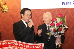 Hai tác giả của bộ Đại tử điển Giáo khoa Séc-Việt. (Nguồn: Ngọc Mai/TTXVN)