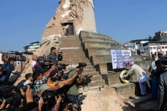 Thủ tướng Nepal K. P. Sharma Oli đặt hoa tại lễ tưởng niệm các nạn nhân động đất ở Kathmandu. (Nguồn: THX/TTXVN)