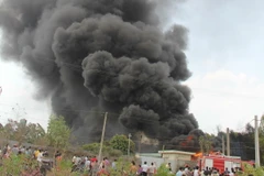 Đám cháy với cột khói đen cao hàng trăm mét. (Ảnh: Sỹ Tuyên/TTXVN)
