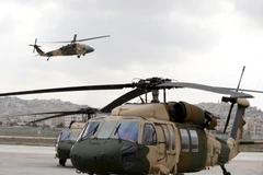 Các máy bay trực thăng Black Hawk mà Mỹ bàn giao cho Jordan. (Ảnh: Reuters)