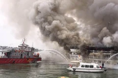Tàu QN 6299 bốc cháy ngùn ngụt. (Ảnh: Nguyễn Hoàng/Vietnam+)