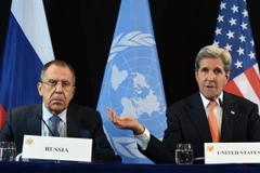 Ngoại trưởng Mỹ John Kerry (phải) và Ngoại trưởng Nga Sergei Lavrov tại cuộc họp Nhóm tiếp xúc về Syria. (Nguồn: AFP/ TTXVN)