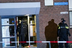 Cảnh sát đột kích vào một căn hộ ở thành phố Rotterdam của Hà Lan. (Nguồn: AFP)