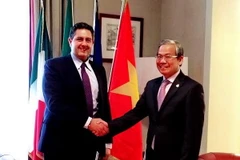 Đại sứ Cao Chính Thiện tiếp Chủ tịch Vùng Linguria, ông Giovanni Toti. (Ảnh: Quang Thanh/Vietnam+)