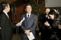 Thủ tướng Nhật Bản Shinzo Abe trả lời báo giới tại thủ đô Tokyo ngày 28/12 về vấn đề phụ nữ mua vui. (Ảnh: AFP/TTXVN)