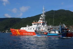 Lai dắt một tàu cá gặp nạn vào bờ an toàn. (Ảnh: Trần Lê Lâm/TTXVN)