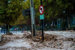 Cảnh ngập lụt do mưa lớn tại Santiago, Chile ngày 17/4. (Nguồn: AFP/TTXVN)