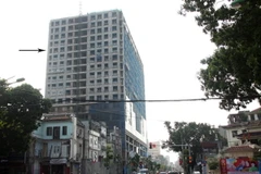Tòa nhà 8B Lê Trực đã xây vượt 16 m (tương đương với 5 tầng) so với được cấp phép xây dựng (tính theo tầng từ mũi tên trong ảnh). (Nguồn: TTXVN)