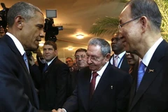 Tổng thống Mỹ Barack Obama bắt tay Chủ tịch Cuba Raul Castro tại Hội nghị thượng đỉnh các nước châu Mỹ. (Ảnh: AFP)