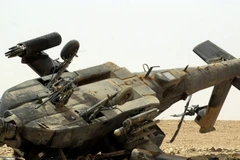 Hiện trường một vụ rơi trực thăng quân sự tại Pakistan. (Nguồn: en.apa.az)