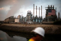 Một nhà máy lọc dầu ở Los Angeles, California. (Ảnh: Reuters)