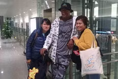 Ngôi sao Hollywood Samuel L. Jackson chụp ảnh cùng người hâm mộ tại sân bay Nội Bài. (Ảnh: Thanh Huyền/Vietnam+)