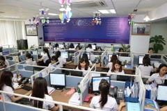 Nhân viên trực đường dây nóng 0511.1022 tiếp nhận và xử lý phản ánh của công dân. (Ảnh: Trần Lê Lâm/TTXVN)