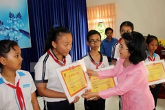 Các em học sinh dân tộc vượt khó học giỏi nhận học bổng Vừ A Dính năm 2015. (Ảnh: Thanh Liêm/TTXVN)