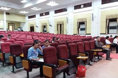 Chỉ còn một ngày nữa là hết hạn nộp hồ sơ xét tuyển đại học, nhưng sáng nay Đại học Kinh tế Quốc dân chỉ có ít thí sinh đến nộp hồ sơ. (Ảnh: Phạm Mai/Vietnam+)