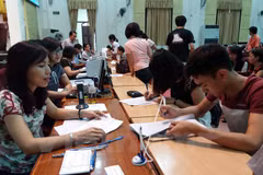 Thí sinh nộp hồ sơ xét tuyển tại Đại học Kinh tế Quốc dân. (Ảnh: Phạm Mai/Vietnam+)