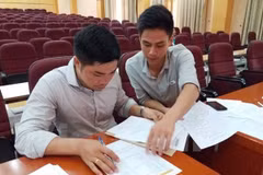 Thí sinh nộp hồ sơ xét tuyển tại Đại học Thuỷ lợi. (Ảnh: Phạm Mai/Vietnam+)