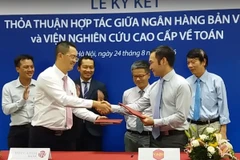 Đại diện Ngân hàng Bản Việt và Viện Nghiên cứu cao cấp về toán ký kết thoả thuận hợp tác. (Ảnh: Phạm Mai/Vietnam+)