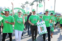 Các nghệ sỹ Vân Dung, Trần Lực phất cờ xuất phát đi bộ Hành trình năng lượng xanh tại Hà Nội sáng 5/6. (Ảnh: BTC)