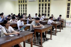 Thí sinh làm thủ tục dự thi trung học phổ thông quốc gia 2016. (Ảnh: Doãn Đức/Vietnam+)