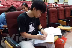 Thí sinh làm thủ tục dự tuyển tai Đại học Kinh tế Quốc dân. (Ảnh: Phạm Mai/Vietnam+)