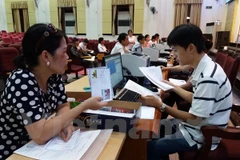 Vị phụ huynh này đưa con xuống Đại học Kinh tế Quốc dân để đăng ký. Khối ngành kinh tế là ý của gia đình. (Ảnh: Phạm Mai/Vietnam+)