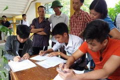 Thí sinh làm thủ tục nộp hồ sơ xét tuyển vào Đại học Bách khoa Hà Nội năm 2016. (Ảnh: Phạm Mai/Vietnam+)