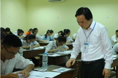 Bộ trưởng Phùng Xuân Nhạ kiểm tra thi tại hội đồng thi Đại học Thủy lợi. (Ảnh: Quý Trung/TTXVN)
