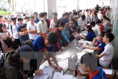 Những hình ảnh chờ đợi mệt mỏi làm thủ tục xét tuyển đại học năm 2015 sẽ không lặp lại?. (Ảnh: Phương Vy/TTXVN)