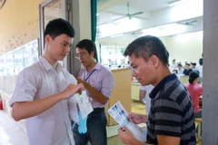 Thí sinh dự thi môn Ngữ văn sáng nay, 2/7.(Ảnh: Lê Minh Sơn/Vietnam+)