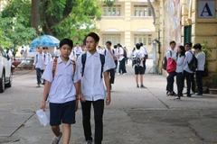 Thí sinh dự thi tại điểm thi trường Trung học phổ thông Việt Đức. (Ảnh: Lê Minh Sơn/Vietnam+)