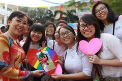 Cô và trò rạng rỡ trong ngày Nhà giáo Việt Nam. (Ảnh: Phương Vy/TTXVN)