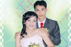 Anh Thiểm và chị Chắt hạnh phúc trong ngày cưới. (Ảnh: NVCC)