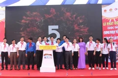 Đại diện ban tổ chức và các em học sinh cùng ấn nút phát động cuộc thi Chinh phục vũ môn toàn quốc lần thứ 3, ngày 26/9, tại Nghệ An. (Ảnh: Ban tổ chức)