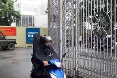 Thí sinh, phụ huynh đội đi nhận phòng thi tại điểm thi Đại học Sư phạm Hà Nội. (Ảnh: Sơn Bách/Vietnam+)