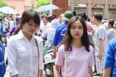 Thí sinh rời trường thi sau khi kêt thúc môn Toán sáng nay, 1/7. (Ảnh: Việt Phương/Vietnam+)