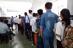Thí sinh xếp hàng nộp hồ sơ tại Đại học Bách khoa Hà Nội. (Ảnh: Phạm Mai/Vietnam+)