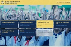 Lần đầu tiên thực hiện đăng ký trực tuyến nhưng thao tác đơn giản nên không gây nhiều khó khăn cho phụ huynh. (Ảnh: PV/Vietnam+)