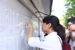 Thí sinh Hà Nội xem số báo danh trong kỳ thi vào lớp 10 năm 2016. (Ảnh: Quý Trung/TTXVN)