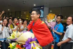 Các thành viên trong đoàn vui mừng và xúc động trước sự vui mừng đón chào của mọi người. (Ảnh: Bộ GD&ĐT)