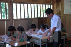 Vượt qua những thiếu thốn cả vật chất và tinh thần, các giáo viên vẫn miệt mài gieo chữ nơi những bản làng heo hút. (Ảnh: TTXVN)
