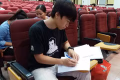 Thi sinh làm thủ tục xét tuyển đại học 2016 (Ảnh: Phạm Mai/Vietnam+)