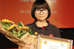 Nguyễn Phương Linh rạng rỡ khi nhận danh hiệu thủ khoa của cuộc thi. (Ảnh: BTC)